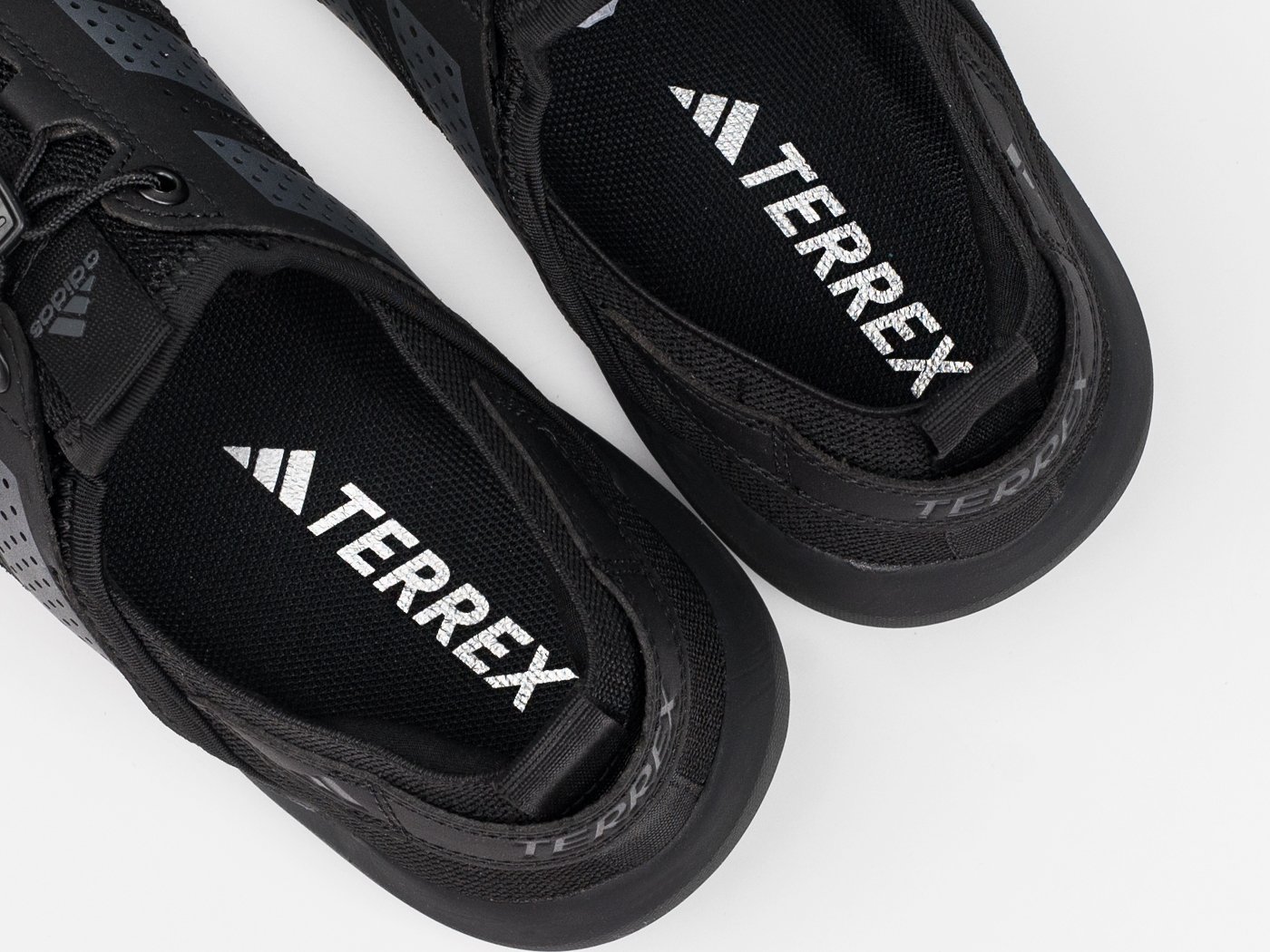 Кроссовки Adidas Daroga 25